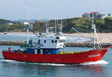 Barco pesquero entrando a puerto